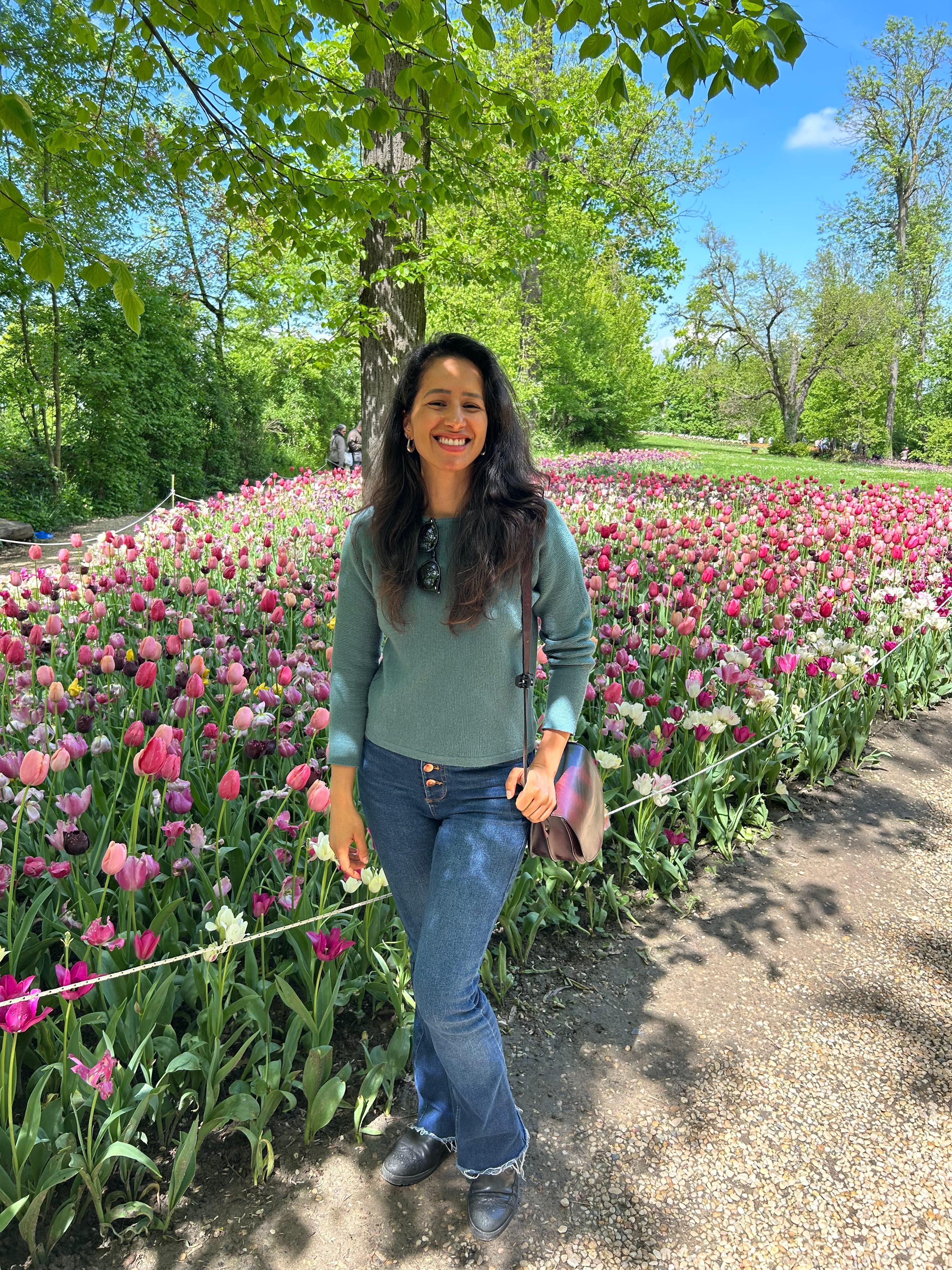 Patricia Sá em jardim de tulipas